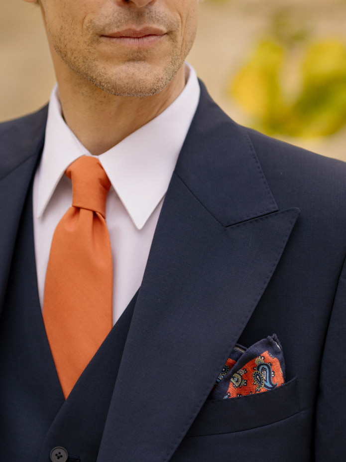 Orangefarbenes Seideneinstecktuch mit Paisleymuster