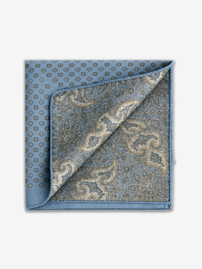 Einstecktuch aus hellblauer Wolle mit kleinen Mustern
