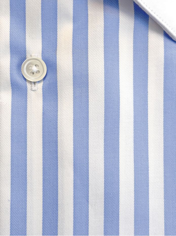 Bügelfreies Hemd mit französischem Kragen, himmelblauen Streifen