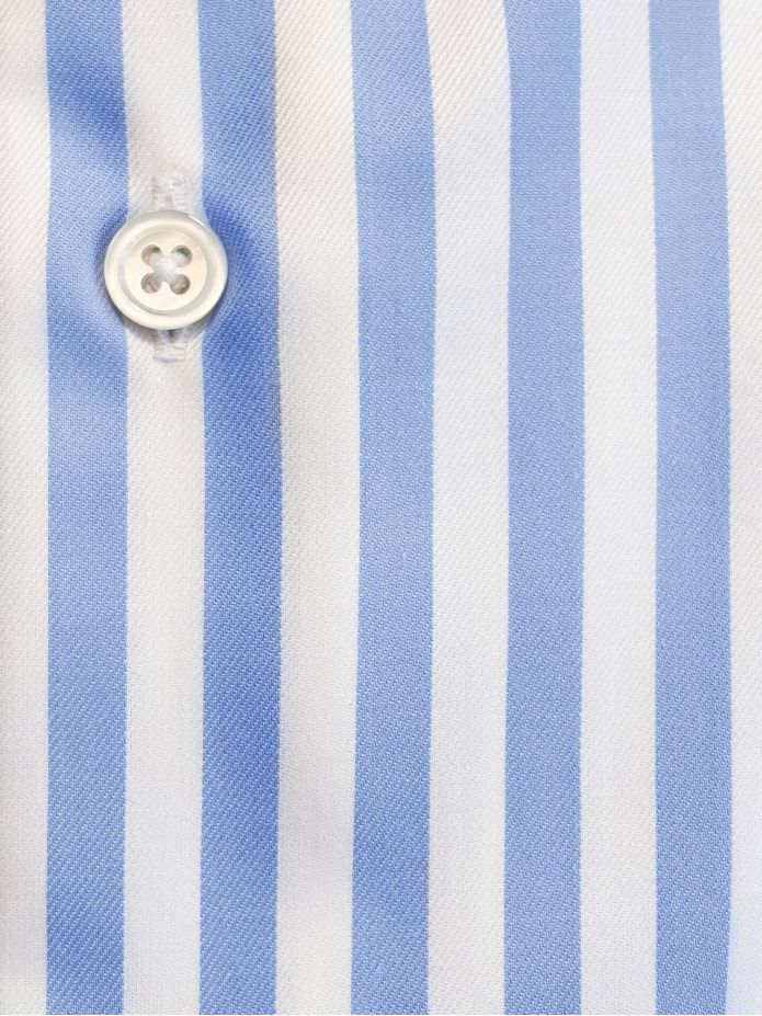 Bügelfreies Hemd mit Umkehrkragen, himmelblauen Streifen