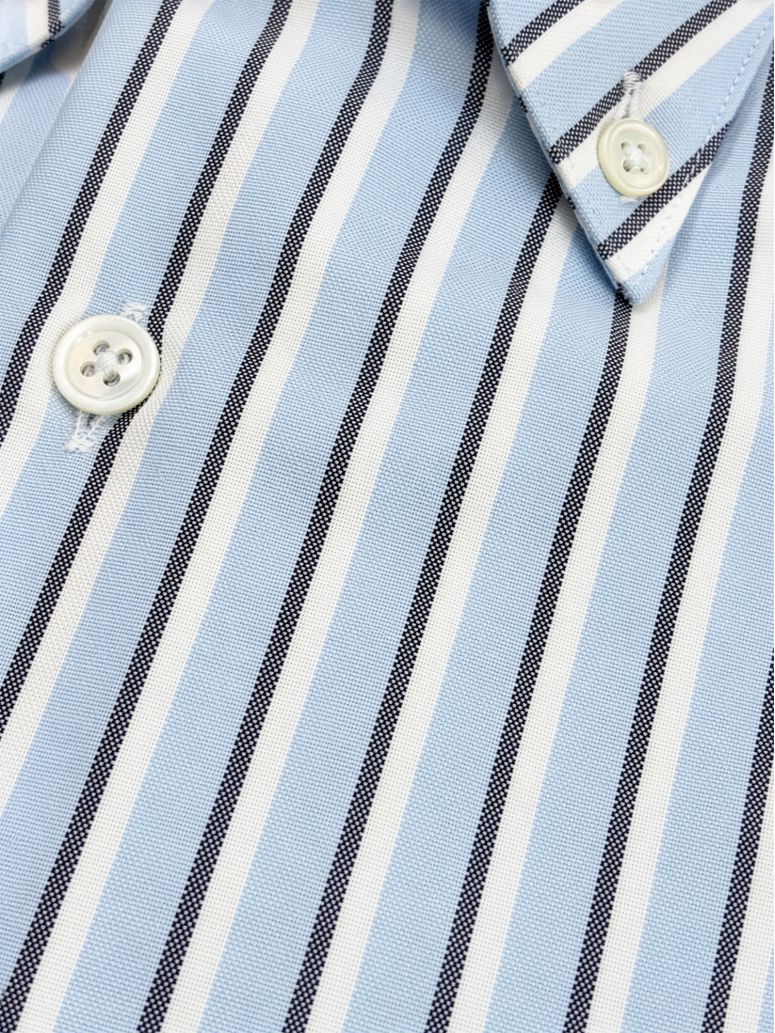 Hemd mit amerikanischem Kragen, himmelblau-marineblauen Streifen