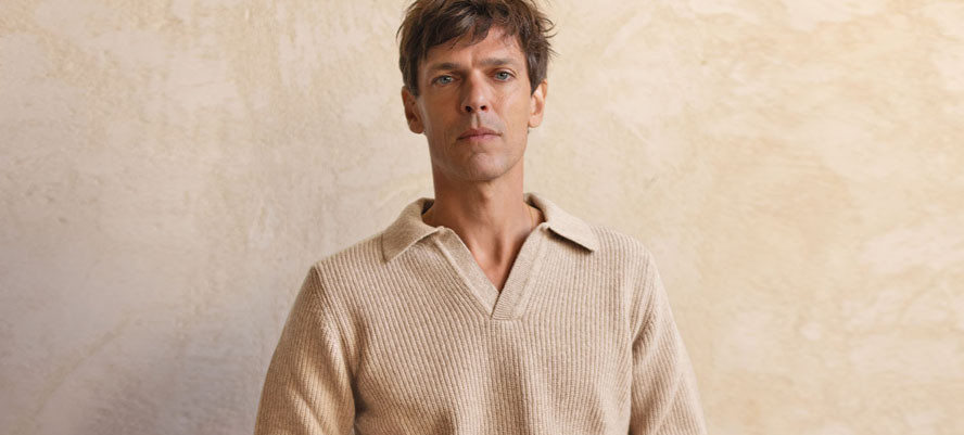 Herrenpullover mit Polokragen