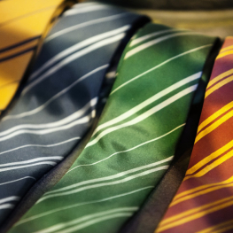 Die gestreifte Krawatte: vielseitig und Business-freundlich