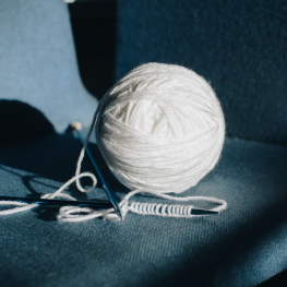 Die Strickkrawatte: Von der untersten Schublade auf die große Bühne!
